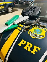 PRF apreende drogas, arma e munições em ônibus de turismo na BR-116