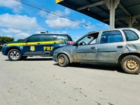 PRF encontra carro furtado abandonado às margens da BR 116 em Poções (BA)