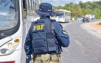 PRF presta apoio a idoso em situação de vulnerabilidade após tumulto em ônibus interestadual na BR-407