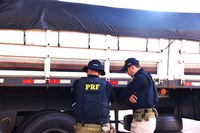 PRF flagra carreta trefegando com pneus "no arame" em Feira de Santana (BA); veja vídeo