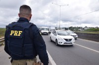 PRF resgata adolescentes que caminhavam às margens da BR-324