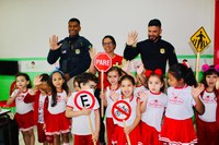 PRF realiza ação educativa com crianças em Itabuna (BA)