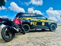 Em Poções (BA), PRF recupera motocicleta com registro de furto durante