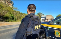 PRF presta apoio a mulher em situação de vulnerabilidade na BR-242, na Bahia