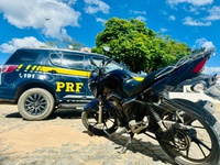 PRF recupera motocicleta furtada em fiscalização na BR-116, em Poções (BA)