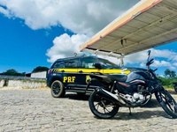 PRF recupera motocicleta furtada em São Paulo durante fiscalização na BR-116 em Poções (BA)