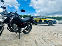 PRF recupera motocicleta roubada durante fiscalização na BR-116, no sudoeste baiano