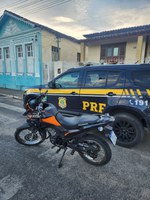 Durante fiscalização na BR-407, PRF recupera motocicleta furtada