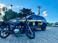 Motocicleta roubada é localizada pela PRF em posto de combustíveis durante a Operação Rodovida, em Ipiaú (BA)