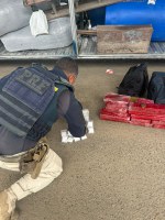 PRF apreende mais de 24 kg de drogas em ônibus de turismo na BR-116, em Feira de Santana (BA)