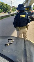 PRF apreende revólver furtado de empresa de segurança durante fiscalização na BR-324, em Salvador (BA)