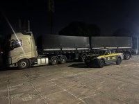 PRF retira de circulação carreta com carga irregular de granito na BR-101, em Eunápolis (BA)