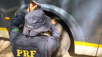 PRF flagra ônibus de viagem trafegando com irregularidades na BR 101 em Teixeira de Freitas (BA)