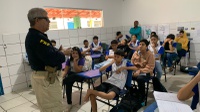 PRF promove ação educativa para estudantes em Teixeira de Freitas (BA)