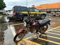 Motocicleta com restrição de roubo é recuperada pela PRF em Seabra (BA)