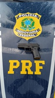 PRF intercepta condutor após denúncia de ameaça com arma de fogo na BR-324