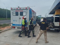 PRF presta socorro a motorista com sintomas de infarto na BR-324, em Simões Filho (BA)