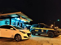 Após flagrar carro transitando com excesso de passageiros, PRF recupera Hb20 roubado e prende motorista por receptação