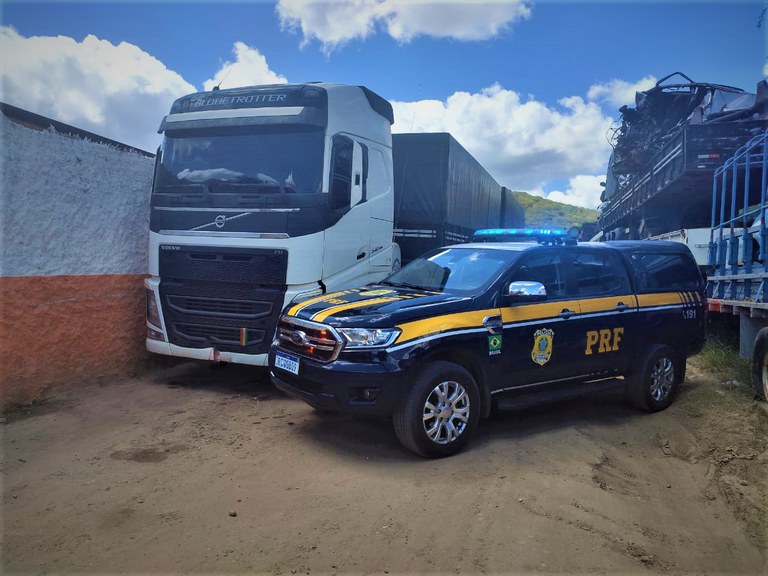O conjunto veicular saiu de Pindobaçu (BA) e tinha como destino a cidade de Cachoeiro do Itapemirim (ES).