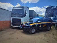 Com quase 45 toneladas de excesso de peso carreta carregada com quartzo é apreendida pela PRF na BR 116 em Jequié (BA)