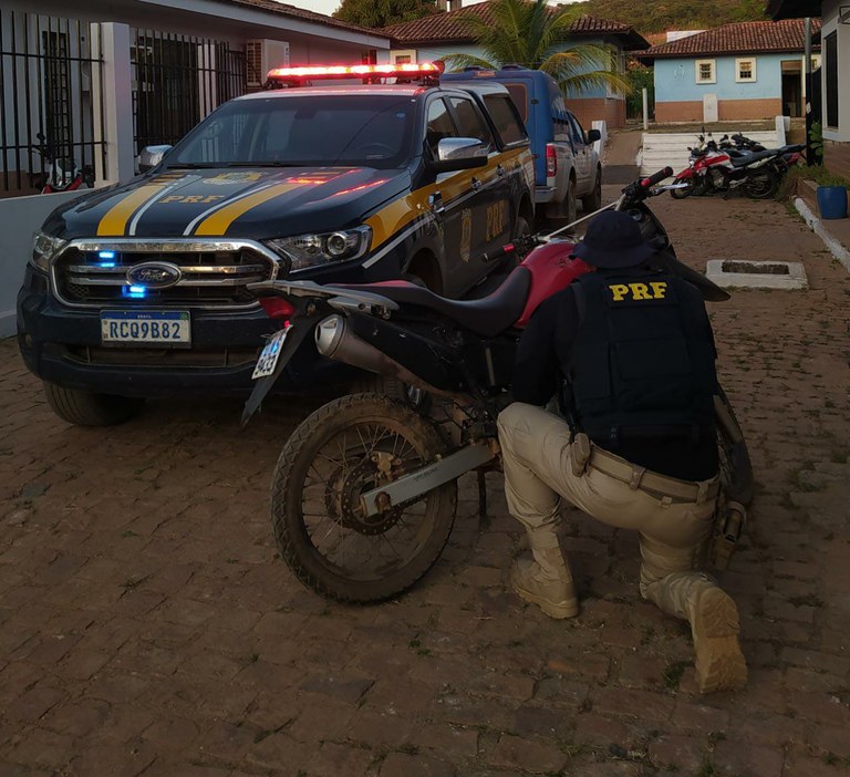 Em Barreiras (BA), PRF apreende motocicleta clonada