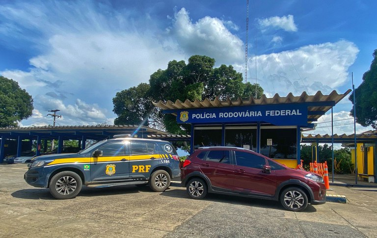 Os policiais verificaram a irregularidade ao notar que os caracteres presentes na placa do veículo, não era reconhecido no banco de dados.