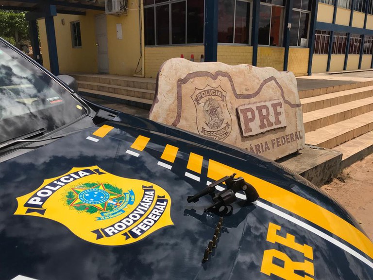 Passageiro é flagrado com arma e munições em ônibus na BR 242 em Seabra (BA)