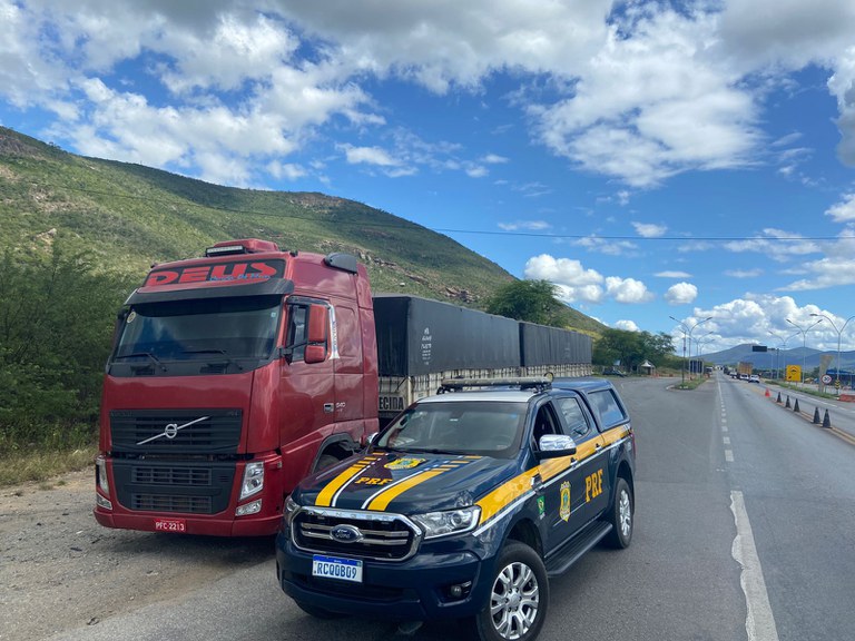 PRF apreende quase 50 toneladas de açúcar sem comprovação fiscal na BR 116 em Jequié/Ba