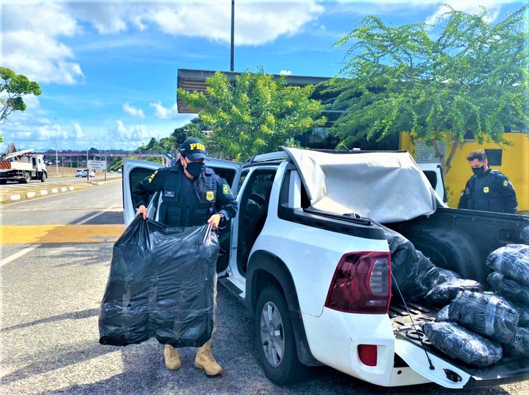 Após fuga e condutor  quebrar cancela de pedágio, PRF  apreende quase 300 Kg de maconha na Grande Salvador