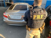 Foragido da justiça é preso pela PRF na BR 324 em Simões Filho (BA) com veículo roubado e CRLV falso.