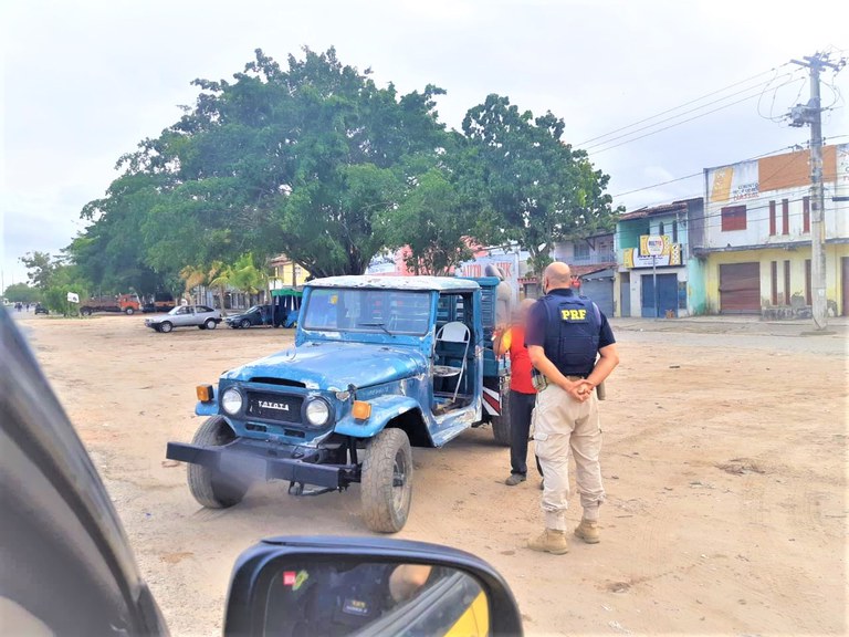 Motorista é flagrado dirigindo caminhonete sentado em cadeira de bar
