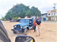 Motorista é flagrado dirigindo caminhonete sentado em cadeira de bar
