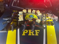 OPERAÇÃO HERMES III: Em 2h de ação em Simões Filho (BA), PRF apreende armas, drogas, munições, dinheiro e prende treze pessoas por crimes distintos