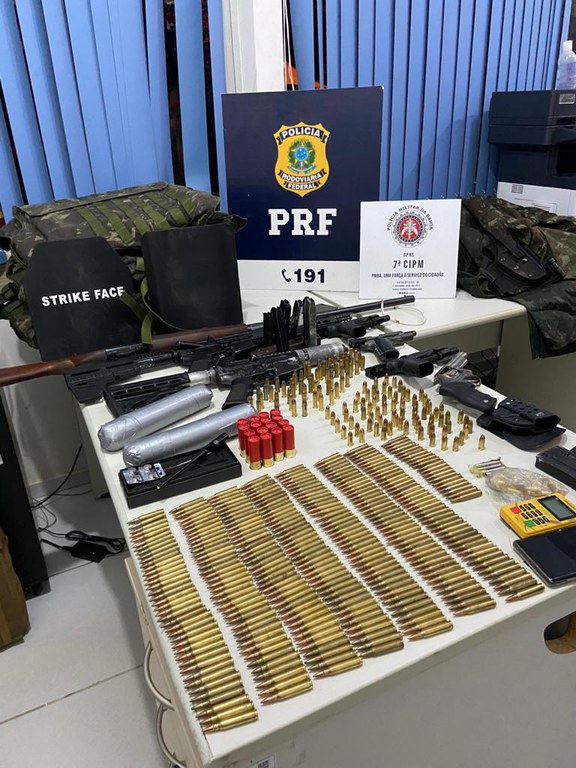 PRF e PMBA apreendem arsenal de guerra, explosivos e coletes balísticos no Extremo Sul da Bahia