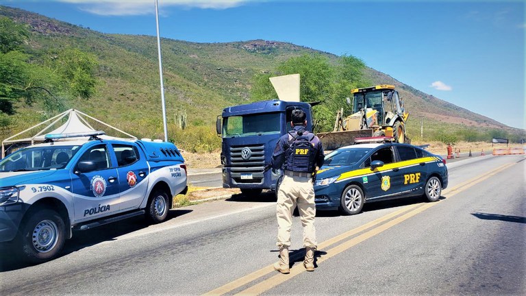 PRF e PMBA recuperam retroescavadeira avaliada em 150.000 reais e libertam refém na BR 116; assista