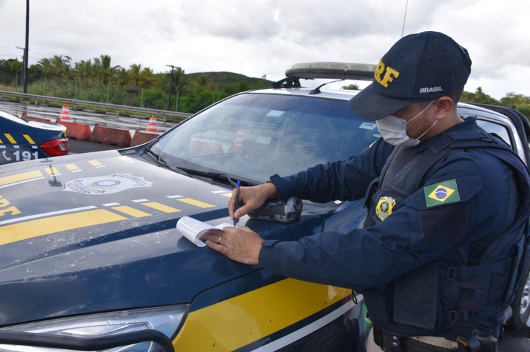 PRF na Bahia flagra 310 pessoas sem cinto de segurança no feriado da Semana Santa