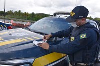 PRF na Bahia flagra 310 pessoas sem cinto de segurança no feriado da Semana Santa