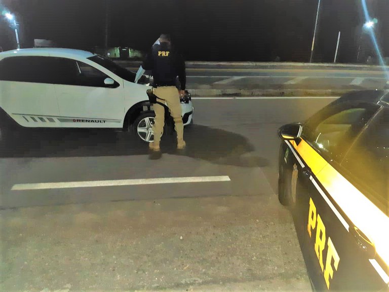 PRF recupera em Capim Grosso (BA) carro furtado de locadora