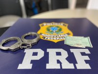 Após abordagem a ônibus na BR 116, PRF prende foragido da justiça catarinense com dois mandados de prisão em aberto