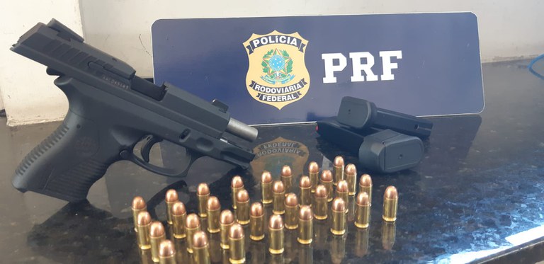 Após abordagem, PRF apreende pistola, munições e carregadores escondidos dentro de carro  na BR 101
