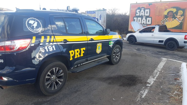 Dupla é presa em Lagoa Real (BA) com carro roubado