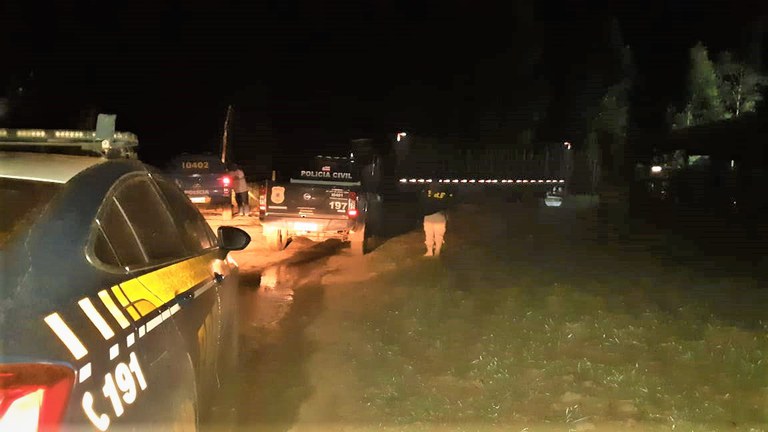 PRF BA e Polícia Civil da Bahia prendem quadrilha especializada no furto de animais e resgata cabeças de gado furtadas de fazendas da região de Inhambupe (BA)