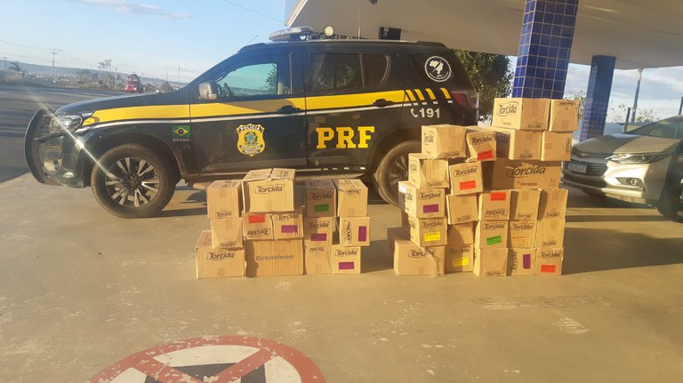 PRF prende pessoas envolvidas no saque de carga de caminhão acidentado na BR 116 em Vitória da Conquista (BA)