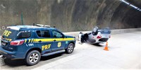 PRF recupera Renault/Kwid roubado após motorista fugir de abordagem e causar acidente em túnel