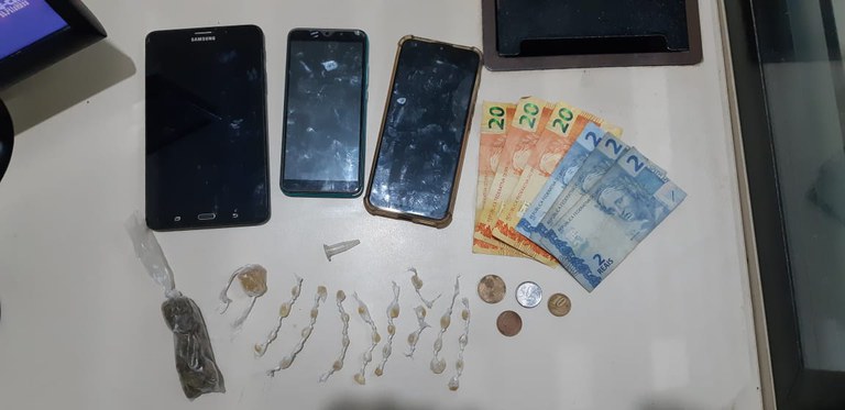 Traficantes são presos na BR 101 transportando ‘trouxinhas’ de crack e maconha dentro de carro