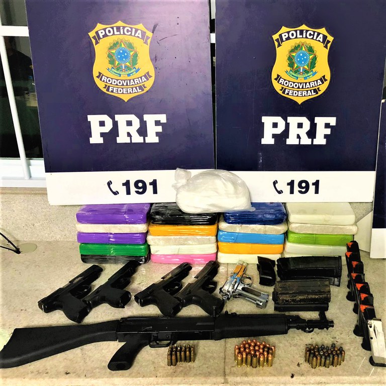 Mulher é presa transportando fuzil, pistolas, carregadores, munições e cocaína no Sudoeste da Bahia