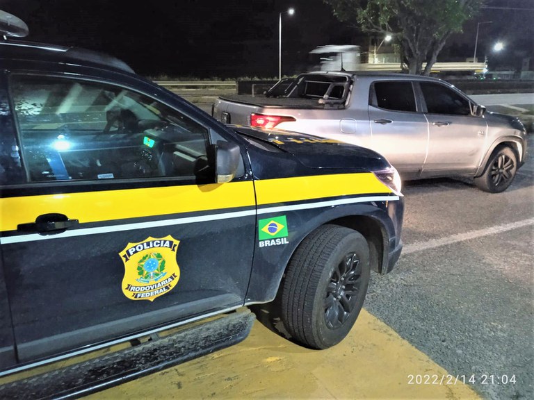 Em abordagem na BR 324, PRF recupera caminhonete Toro roubada