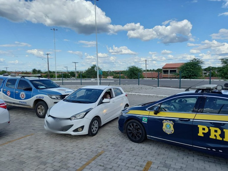 Mais um veículo com restrição de roubo é recuperado em ação conjunta da PRF e da PMBA em Paulo Afonso (BA)