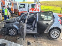 Motorista colide em mureta de pedágio e acaba preso com carro furtado na BR 324