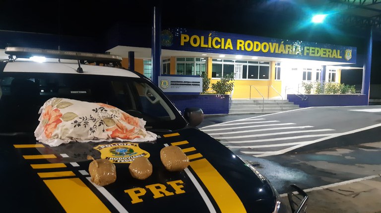 PRF apreende cocaína dentro de travesseiro durante abordagem a ônibus na BR 116 em Vitória da Conquista (BA)